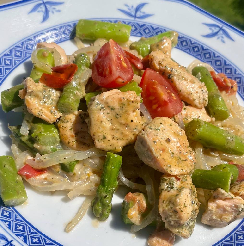 Lachs mit Spargel und Konjaknudeln – grüne Tage