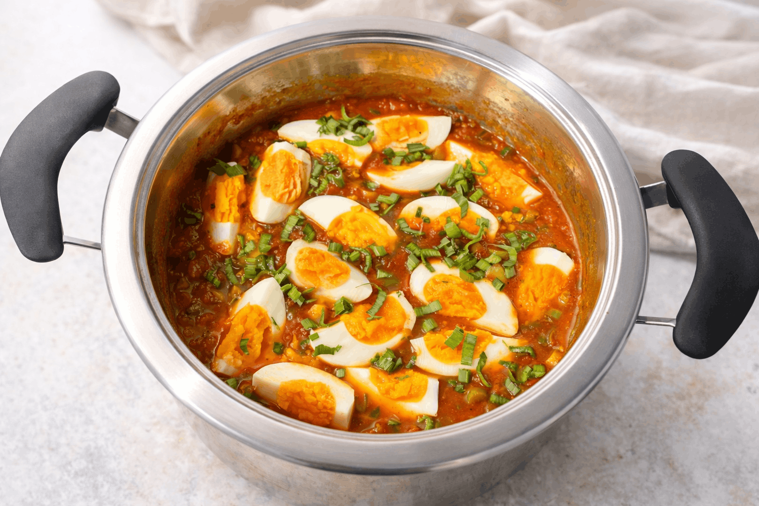 Indische Tomatensauce mit Eiern – grüne Tage