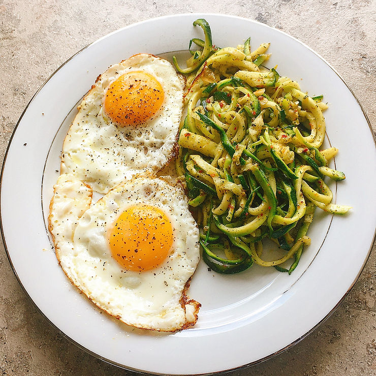 Spiegelei mit Zucchini-Nudeln (grün)