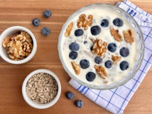 Probiotisches Joghurt mit Walnüssen und Beeren